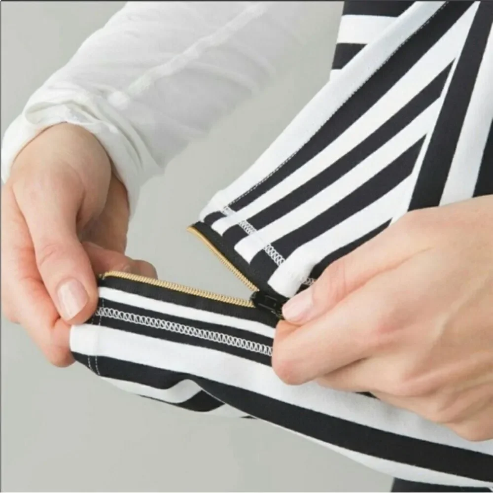 LULULEMON | *RARE* Black & White Apex Stripe Zip Vinyasa Scarf One Size Fits All